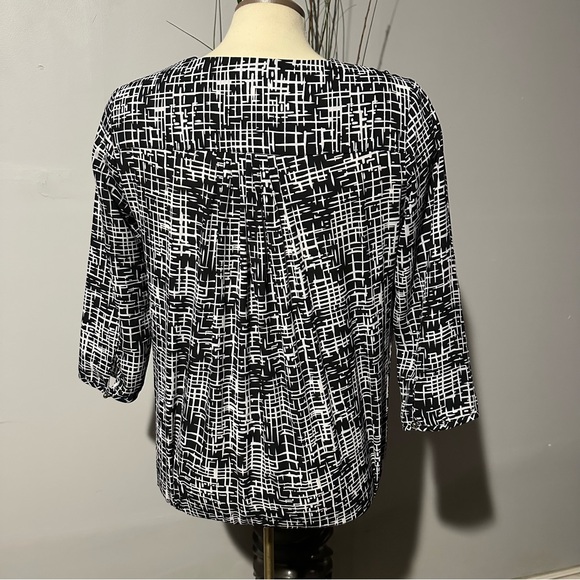Black and White Geometric Print Women's Top - Picture 2 of 3